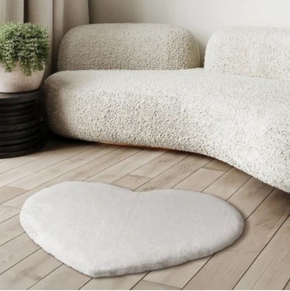 48" x 37.5"/Mon Chateau Faux Fur Shaped Rug, heart,  nwt
